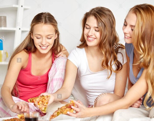 happy-friends-or-teen-girls-eating-pizza-at-home-FXW5J3 happy-friends-or-teen-girls-eating-pizza-at-home-FXW5J3